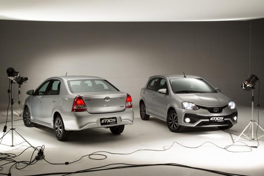  Toyota Etios Platinum Hatchback 2016 года  (LA) (фото 2 из 10)